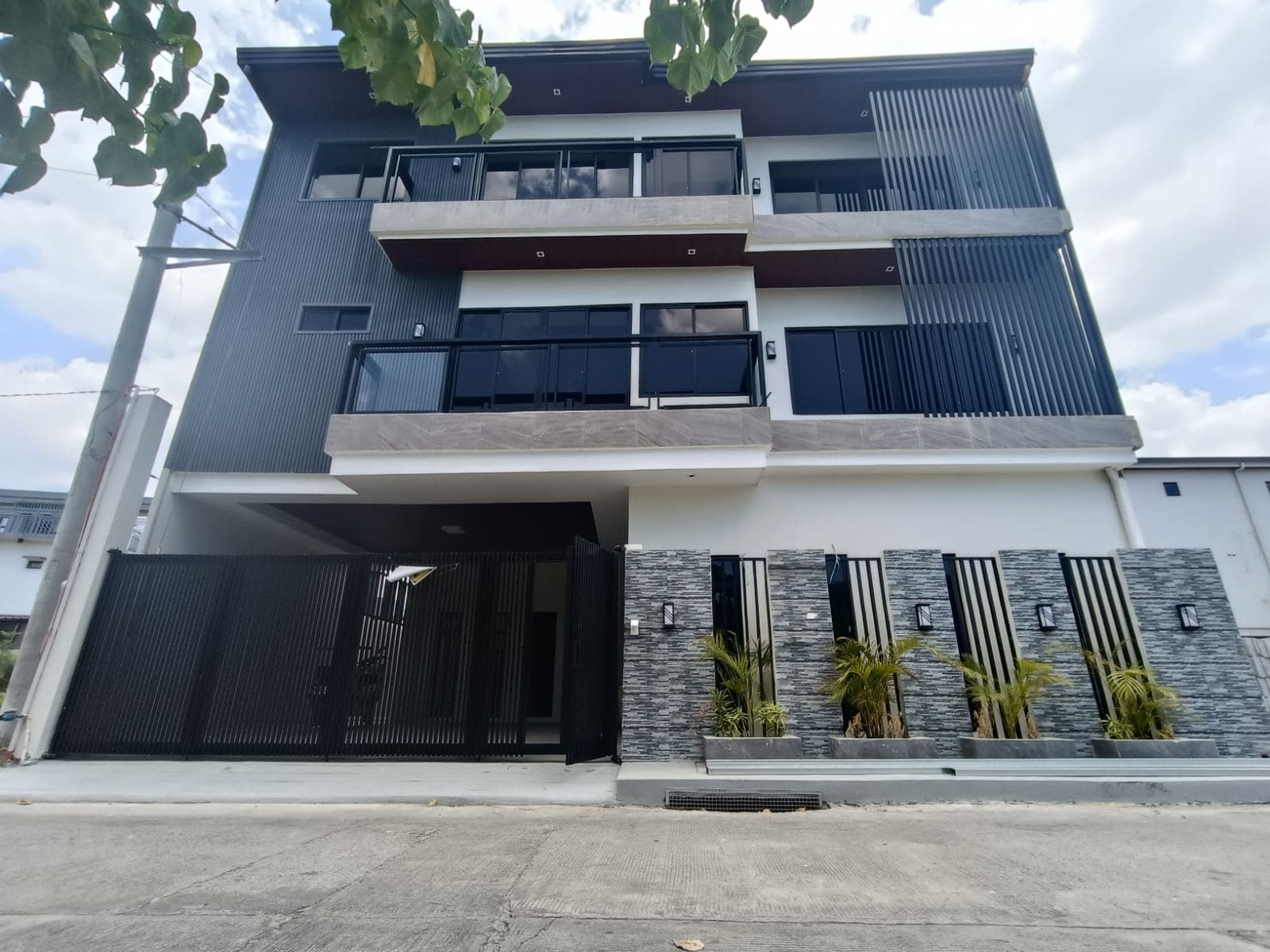 Greenwoods Executives Village House & Lot for Sale 6Bedrooms in Pasig /Cainta-MD
