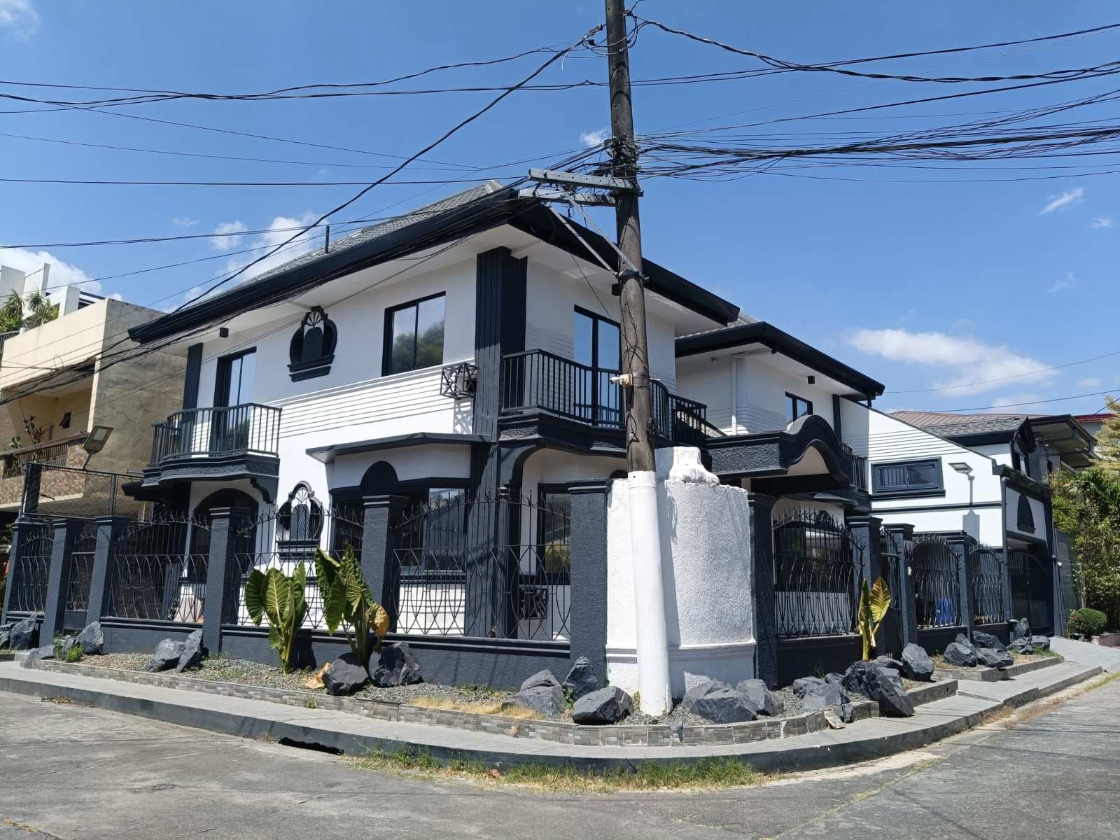 Corner House and Lot for Sale in Pasig Pre-owned in Phase 1 Greenwoods-MD