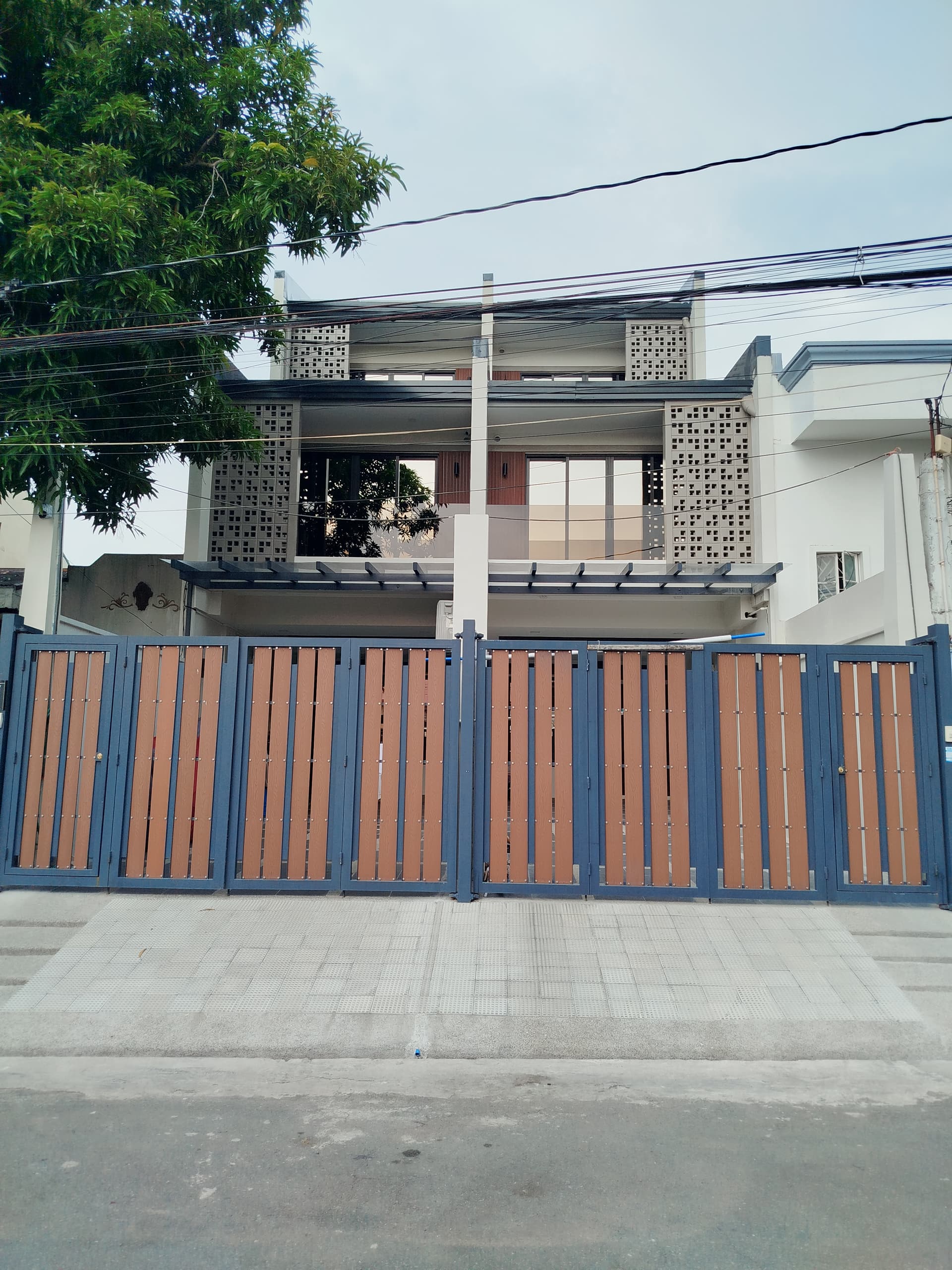 Duplex Three Storey House for Sale in Paranaque Better Living 15.5M only JB
