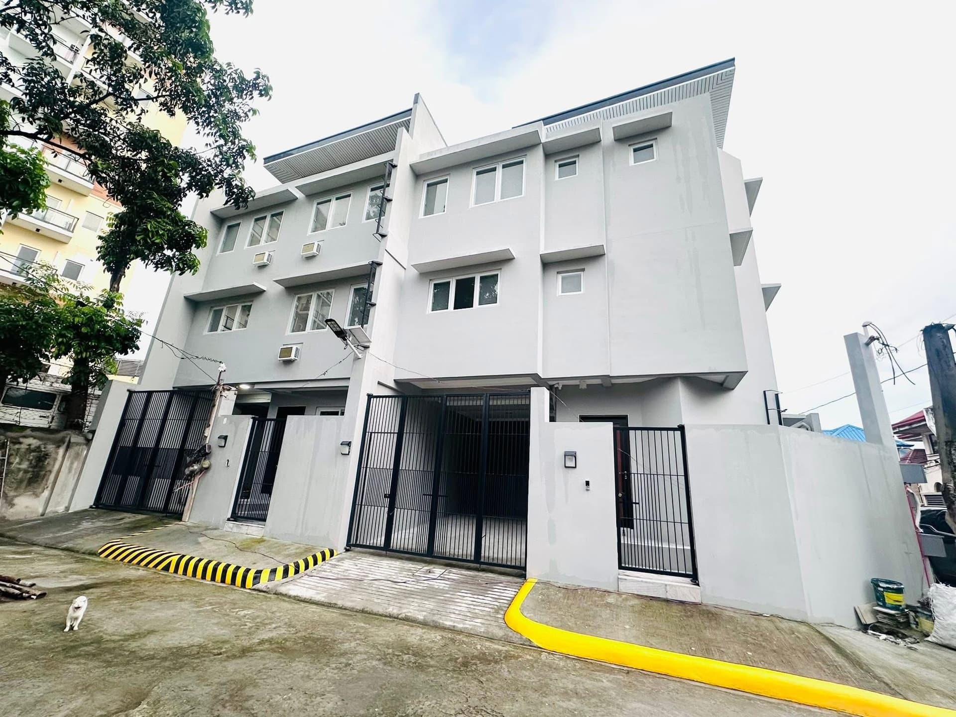 Townhouse for Sale in San Antonio Paranaque near Shopwise and Fontana Grove-MD