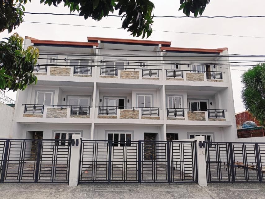 Three Storey House and Lot for Sale in Betterliving Paranaque very near Skyway SM Bicutan-MD