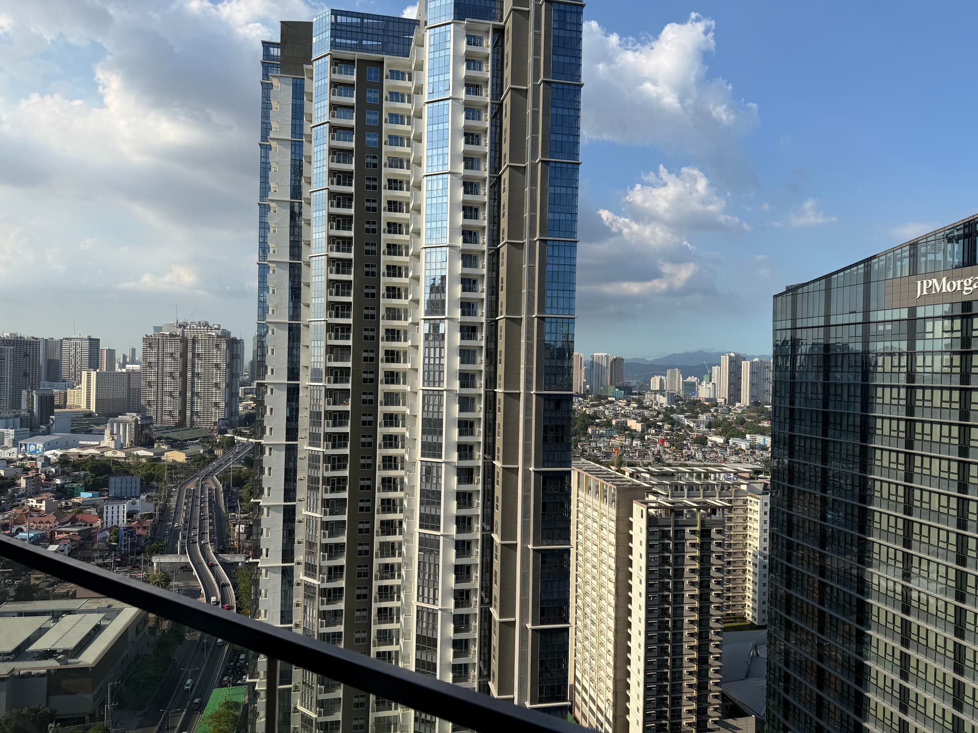 For Sale 1 Bedroom Rent to Own Condo in Uptown Parksuites 2 BGC Taguig facing Ortigas Skyline