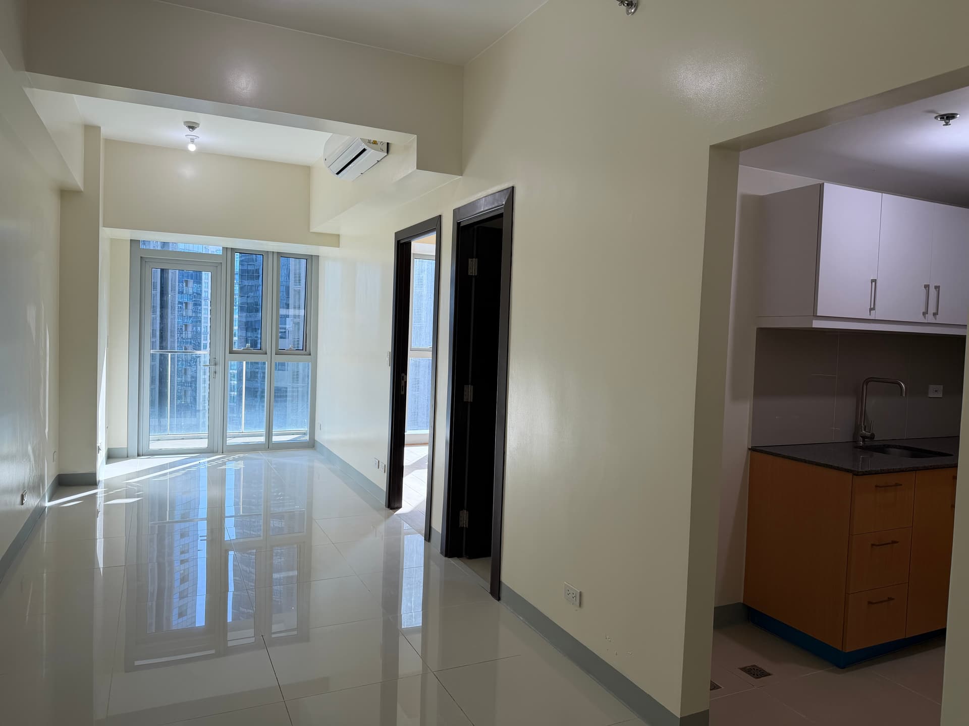 For Sale Executive 1 Bedroom Rent to Own Condo in Uptown Parksuites 2 BGC Taguig facing Grand Hyatt