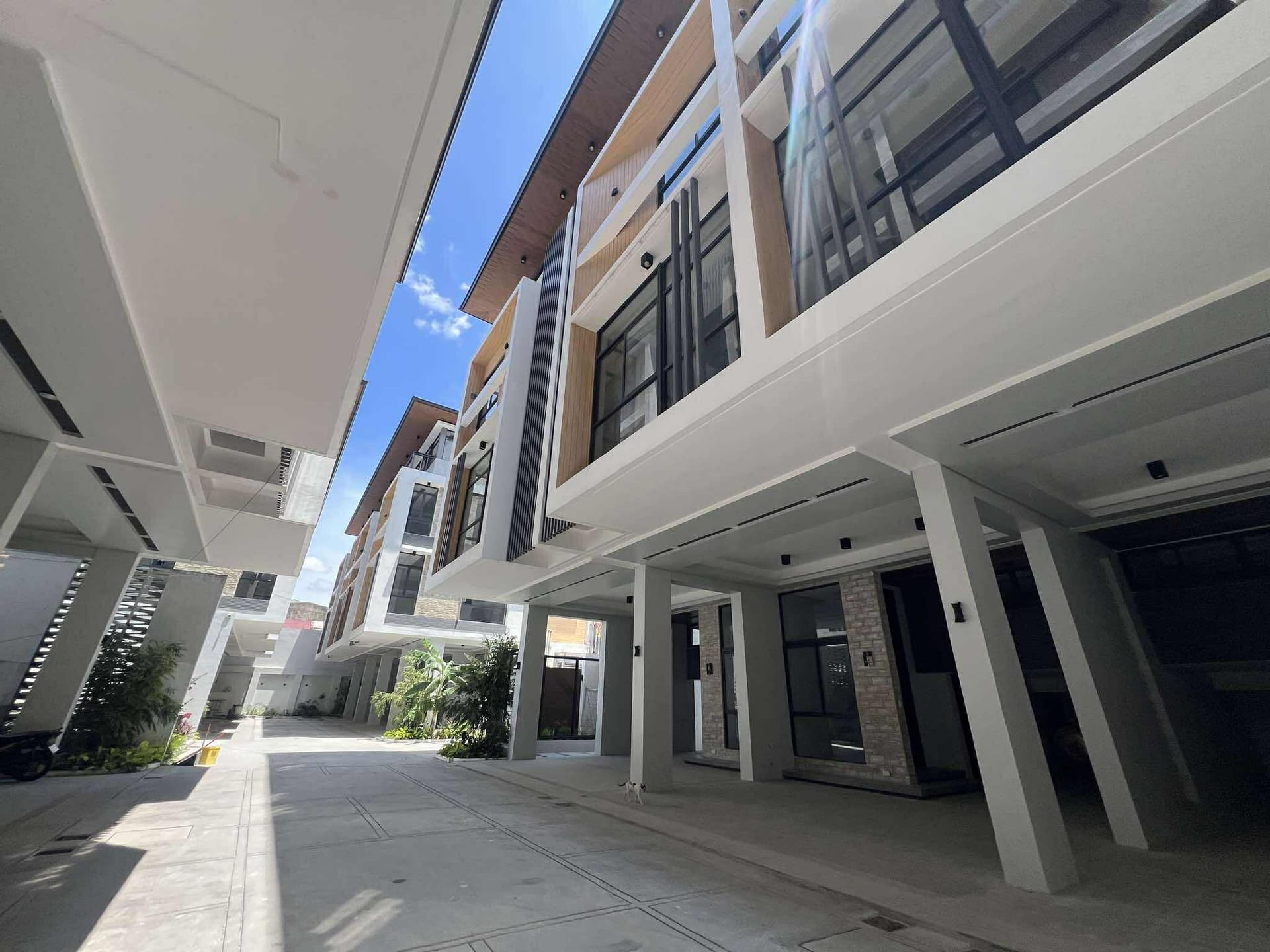 Manresa Townhouse near San Francisco del Monte Quezon City For Sale with 3 Car Garage and Security Guard SD