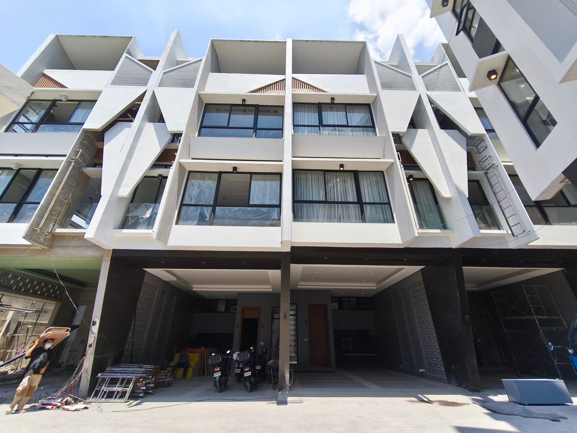 Heroes Hill Brandnew Townhouse near Quezon Avenue and Fishermall with 24/7 Security SD