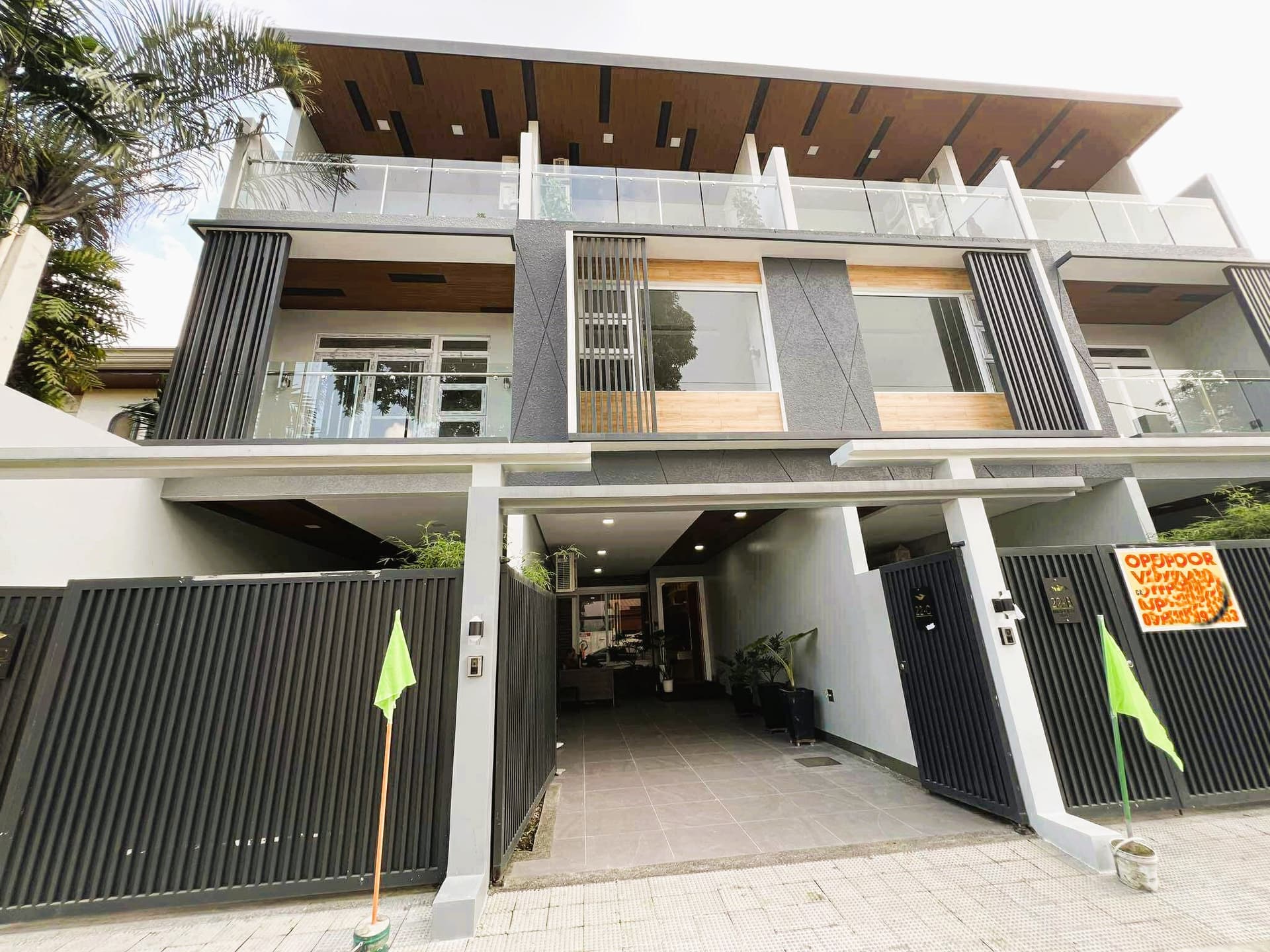 Brgy Central Quezon City Townhouse For Sale with 5 BR and 2 Carport near East Avenue SD