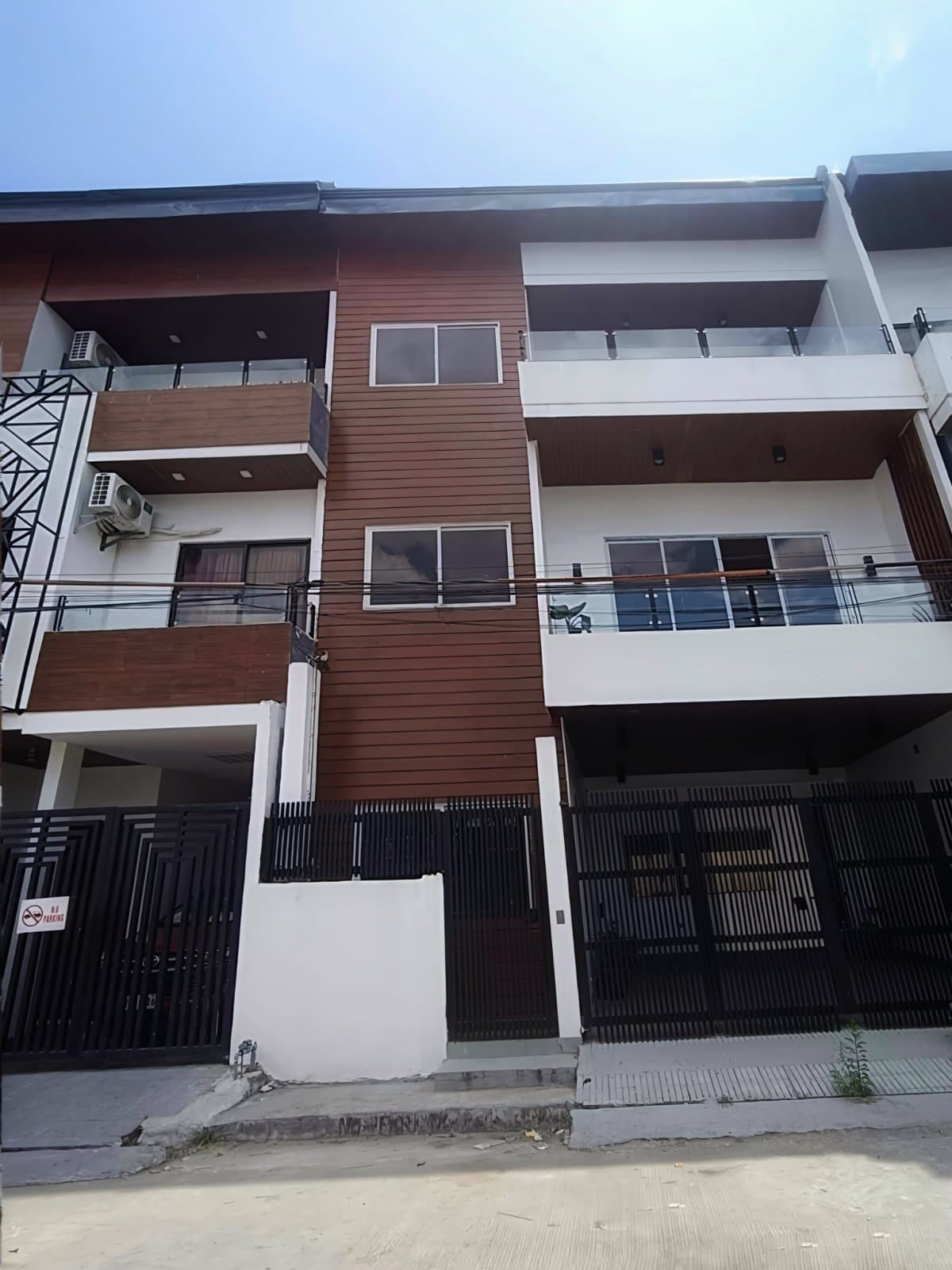 Three Storey House and Lot for Sale in Greenwoods Village Pasig-MD