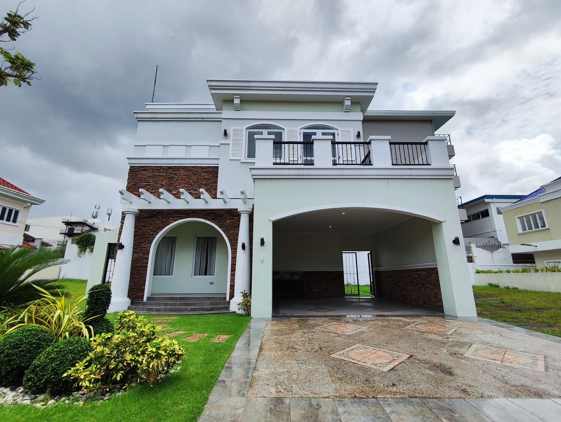 House and Lot for Sale in Alabang Brandnew near FEU Alabang-MD