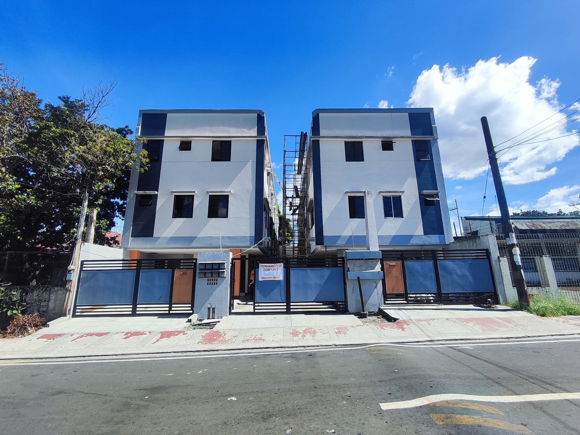 For Sale! Townhouse in West Fairview QC with 2 Car Garage 10M -AJCF