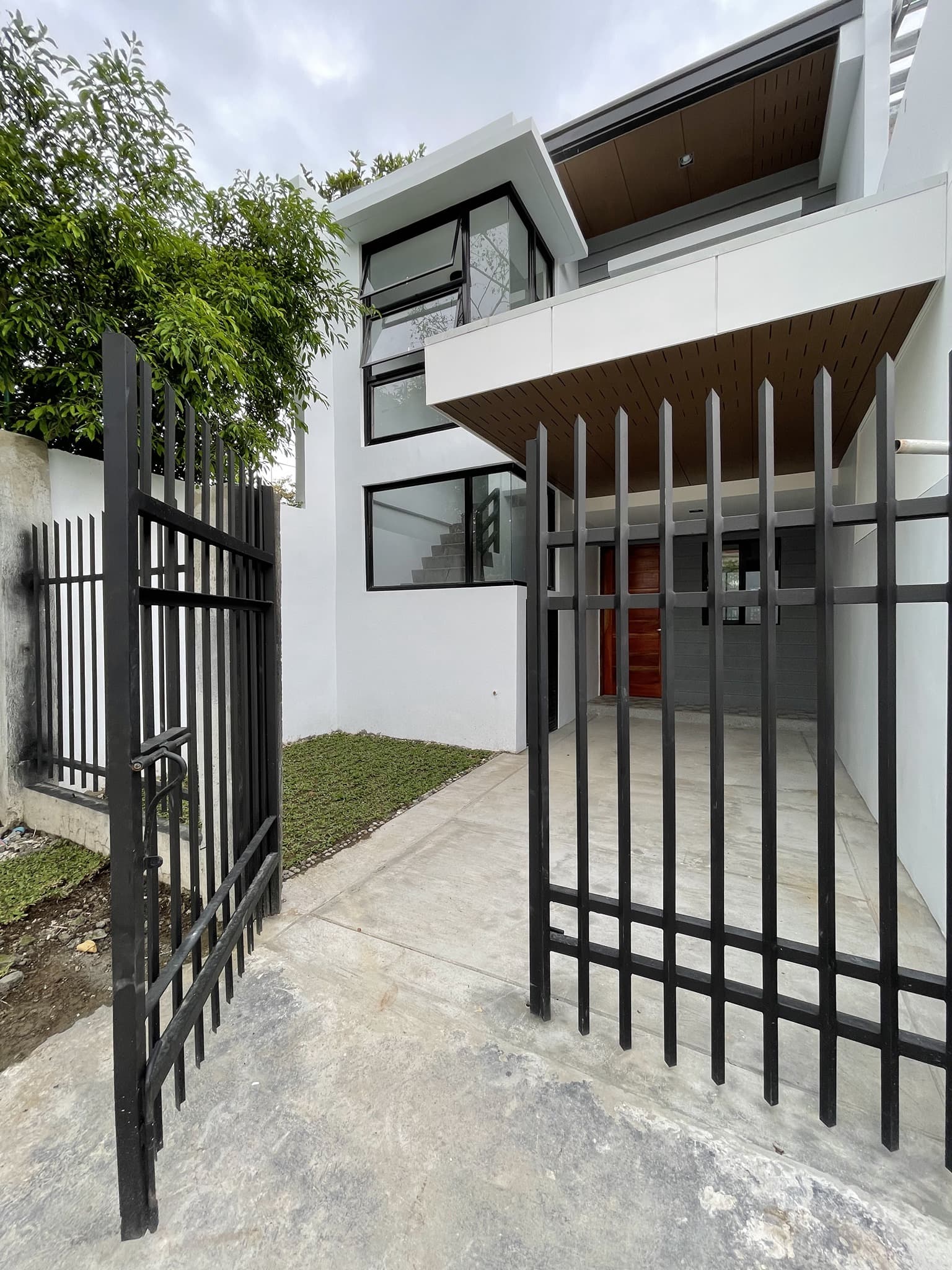 FOR SALE! Townhouse w/ 3-Bedroom in Brgy Mandalagan Bacolod City-AP