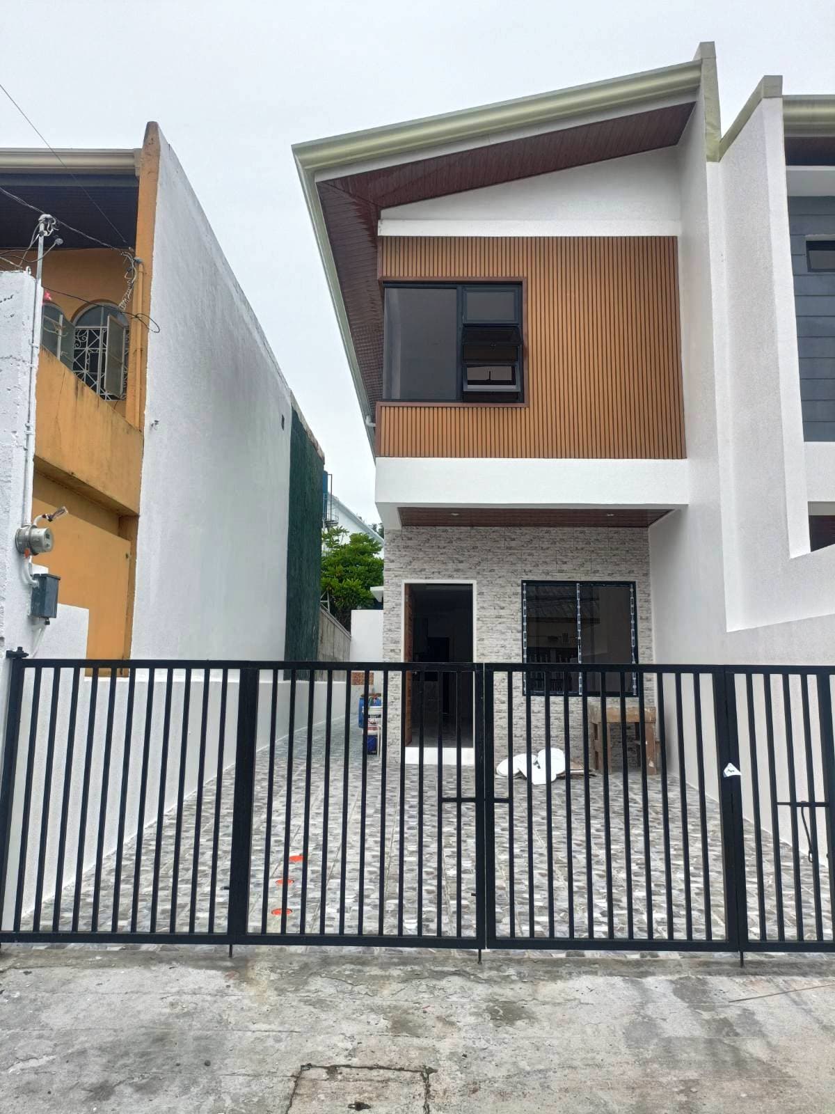 For Sale !4BR House & Lot for Sale in Parañaque UPS V Village - JB