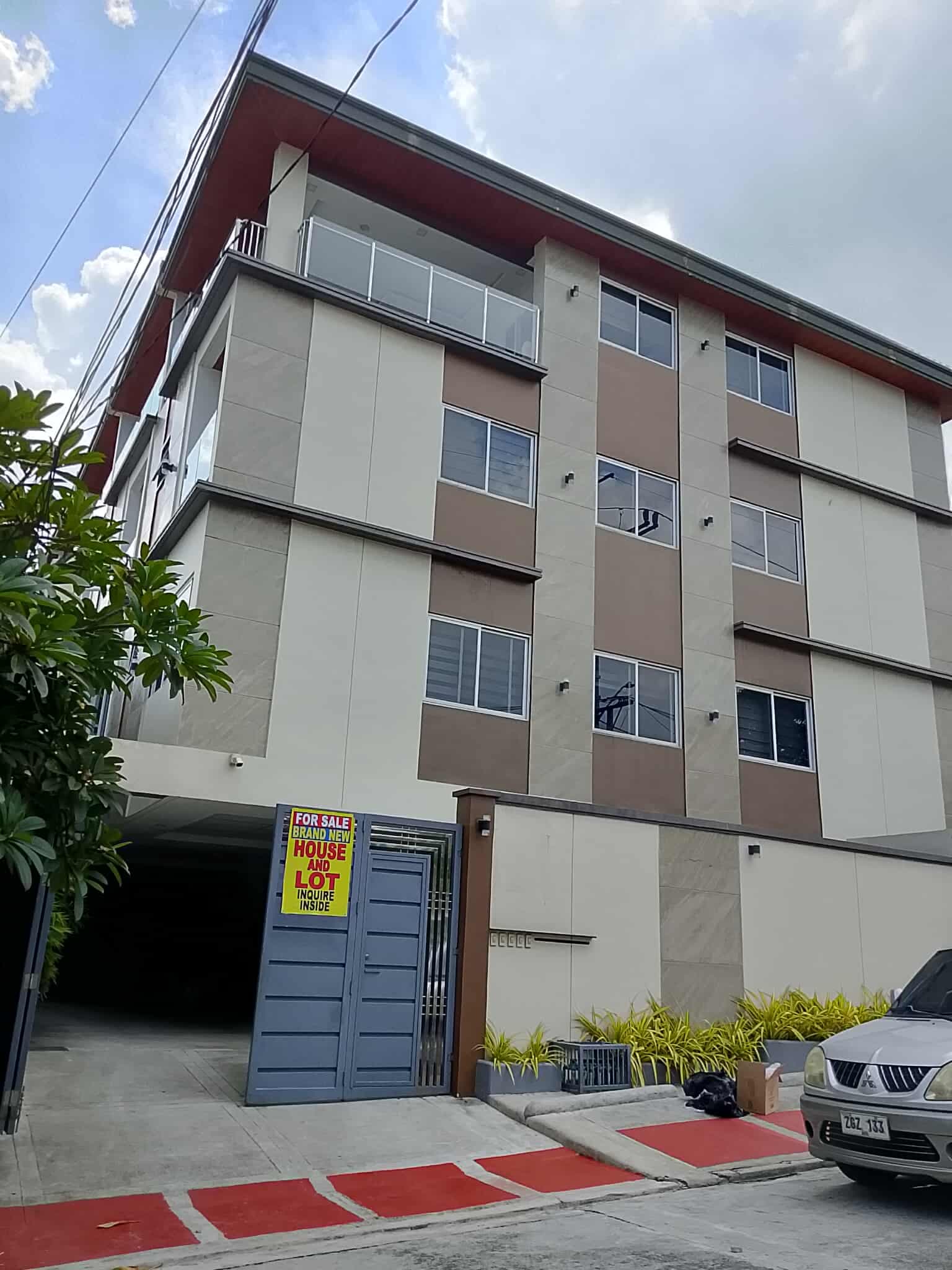 Pinyahan Quezon City For Sale 4 Storey Townhouse near Urology Center RG