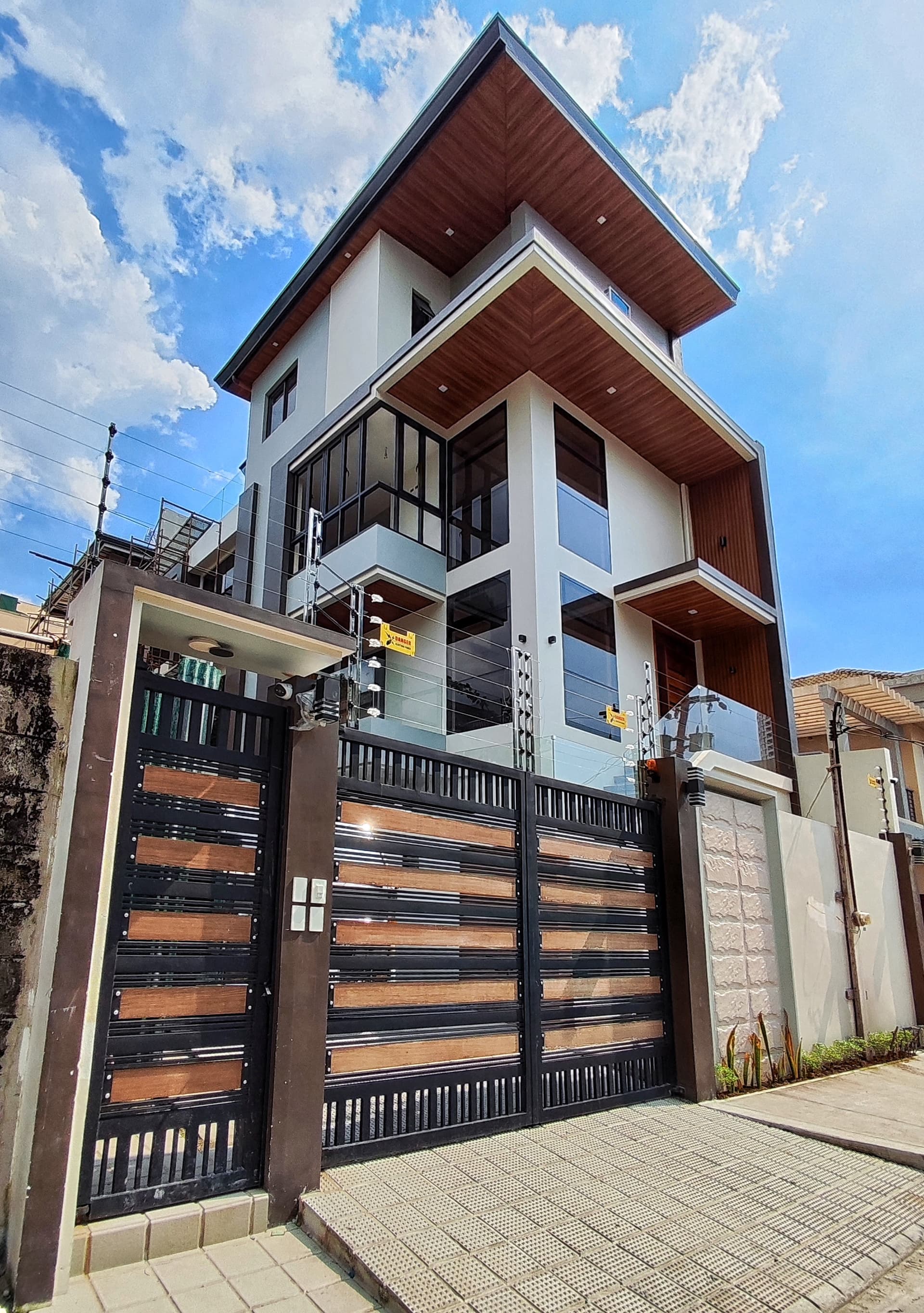 Santa Mesa Manila For Sale 4 Storey Townhouse near Lourdes Hospital RG