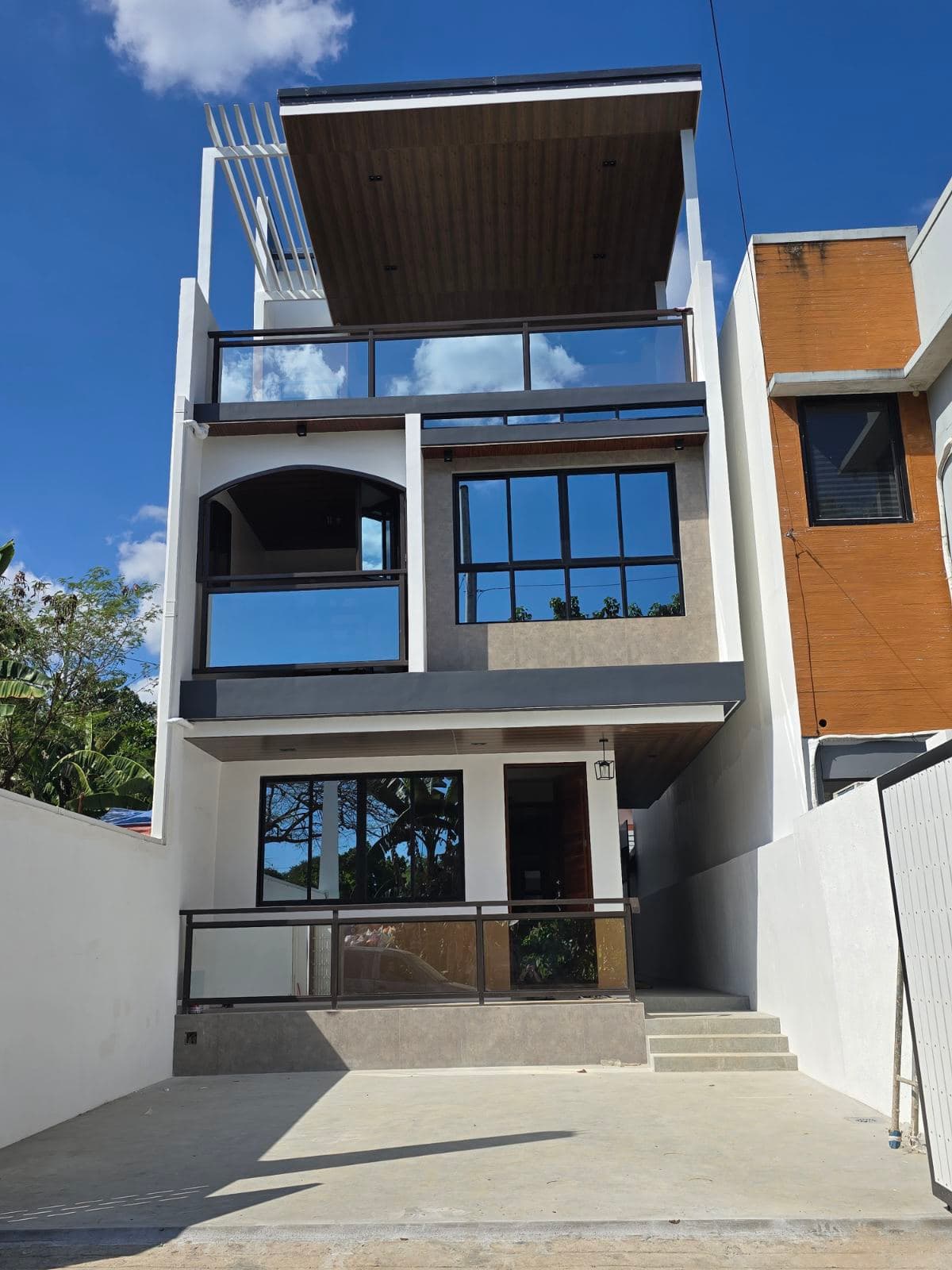 Santa Cruz Antipolo Single Attached House And Lot 5 Bedrooms W/Over Looking RG