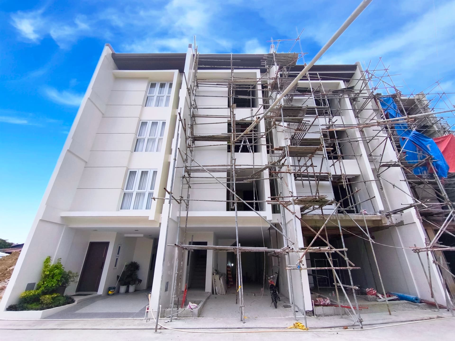 16.9M Modern 4 Storey Townhouse with 24/7 Security in Project 8 Quezon City For Sale - LSS