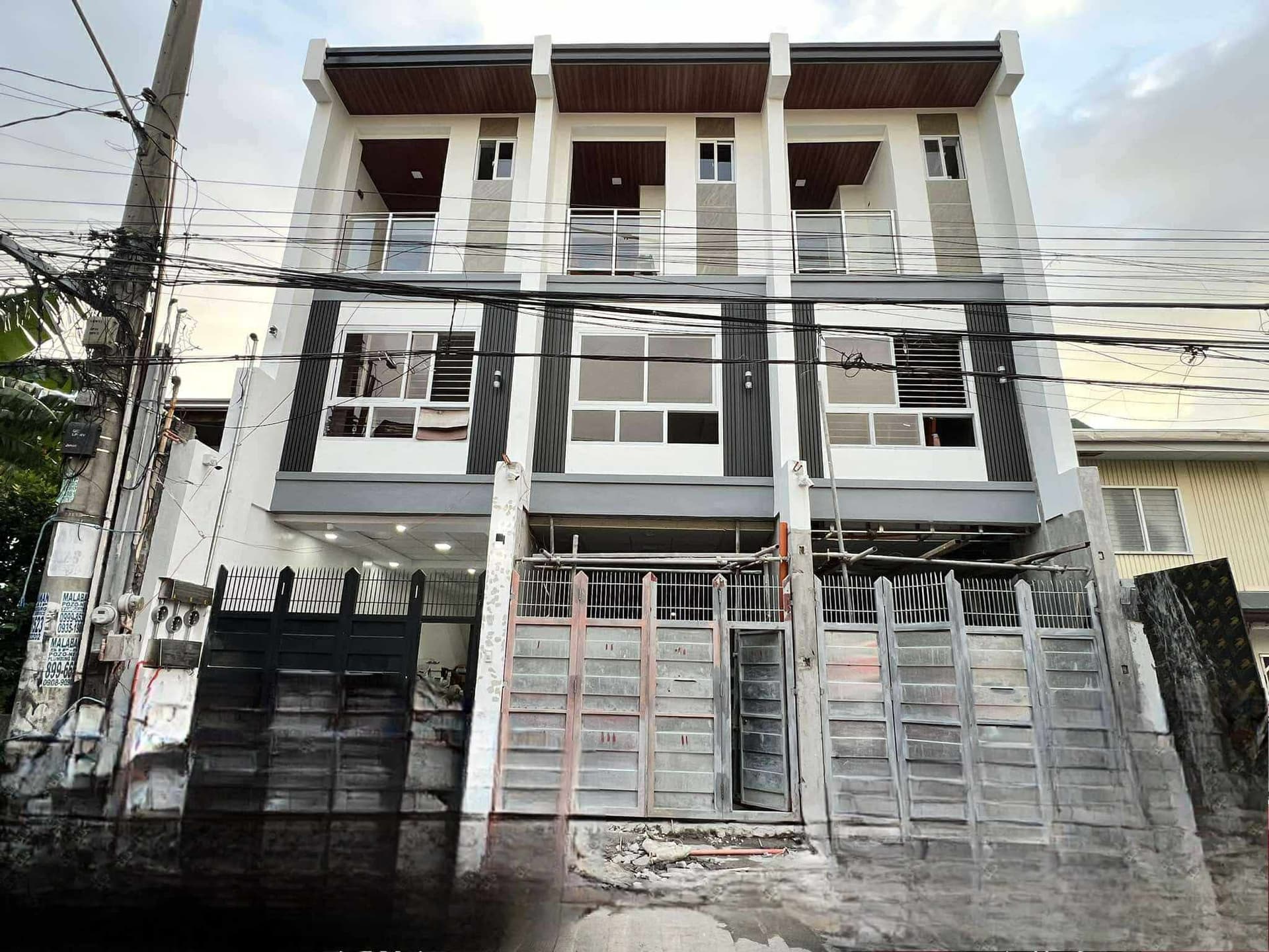19.8M 3 Storey Townhouse with 2CG in Roxas District Quezon City For Sale - LSS