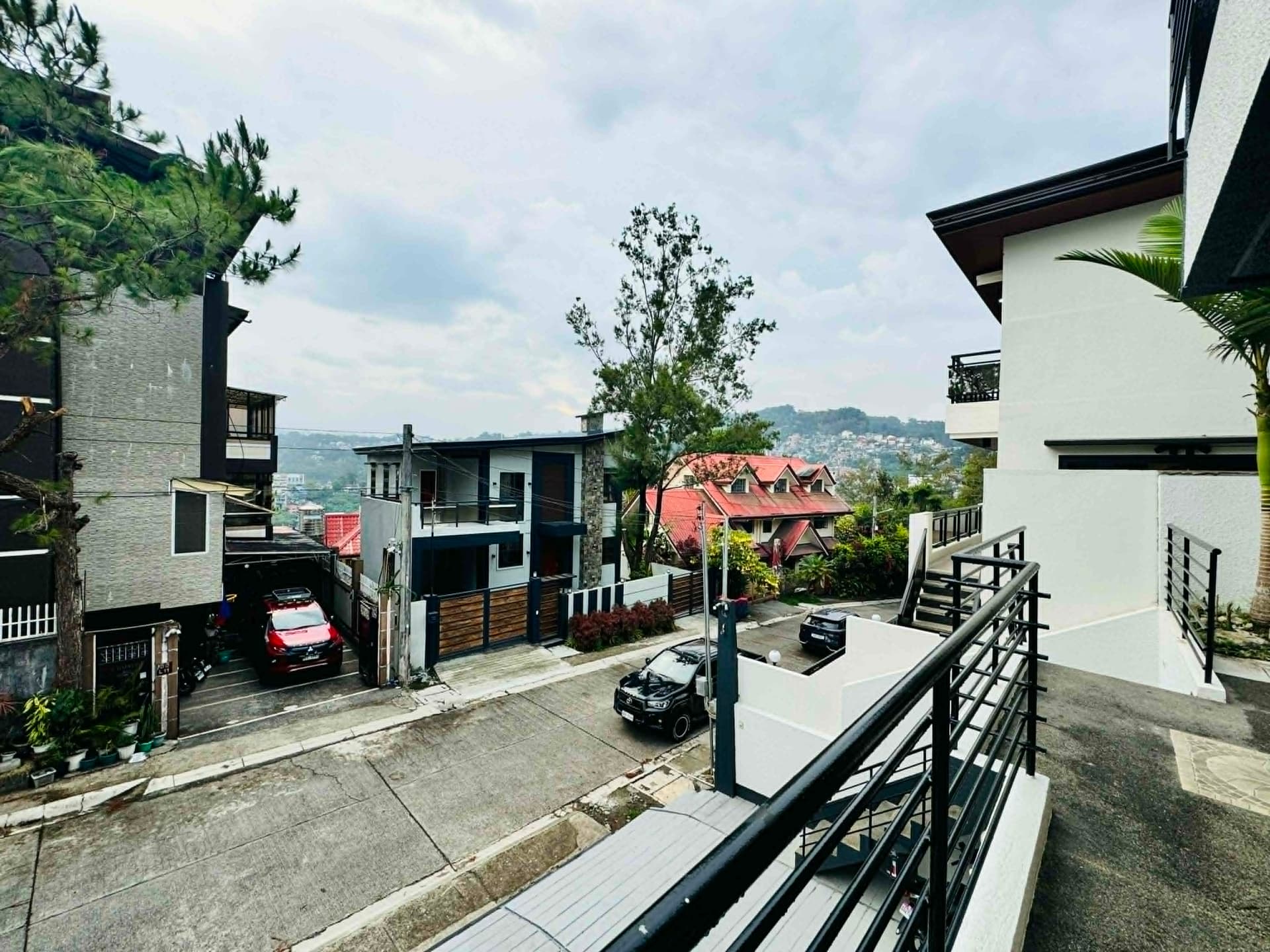 18M Pre-owned 3 Storey House and Lot with 3CG For Sale in Camp 7 Baguio City - LSS