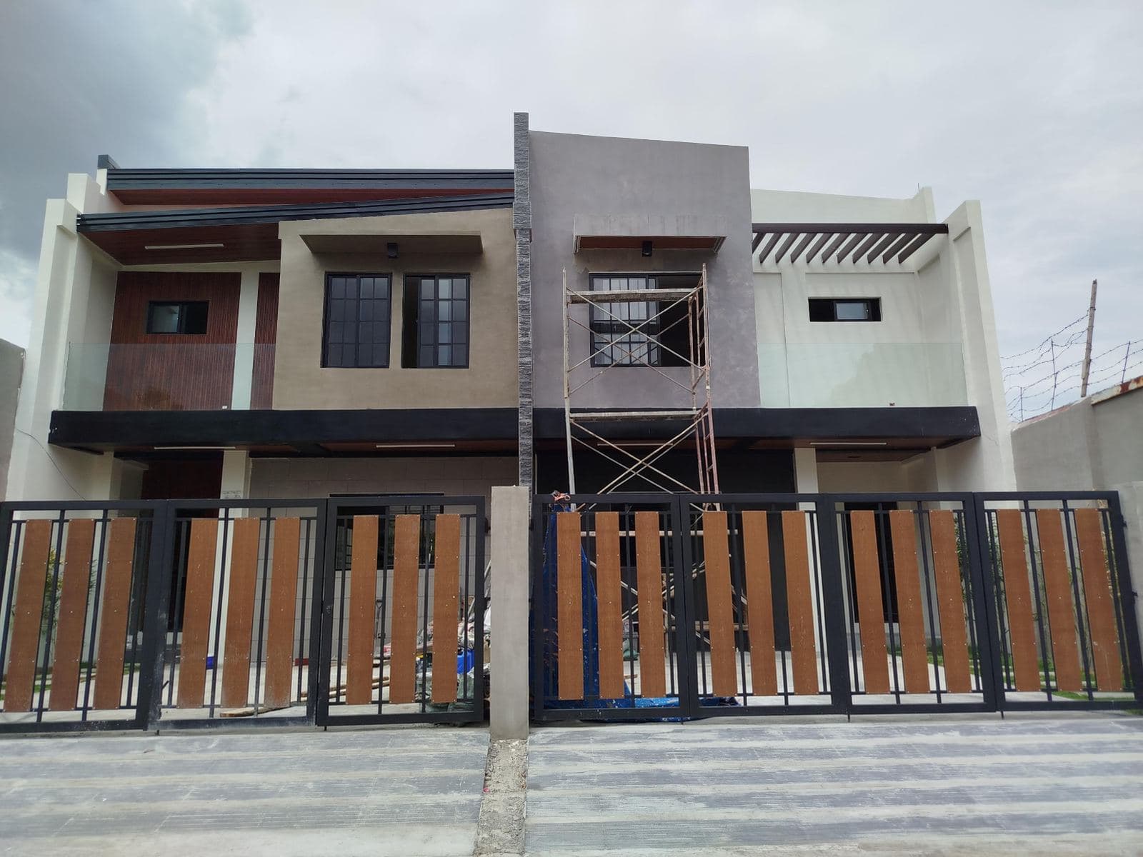 3BR DUplex House & Lot for Sale in Las Piñas BF Resort Village - JB