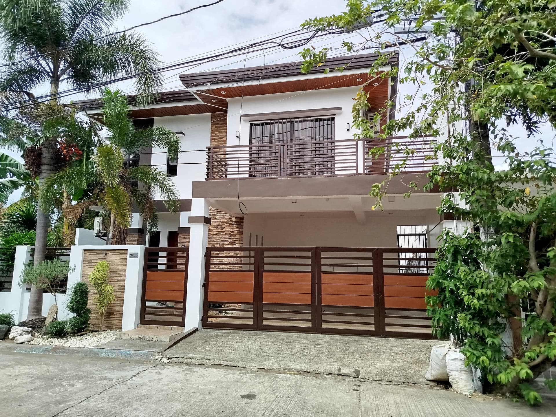 5BR 256sqm House & Lot for Sale in Las Piñas BF Resort Village 2 Carport - JB