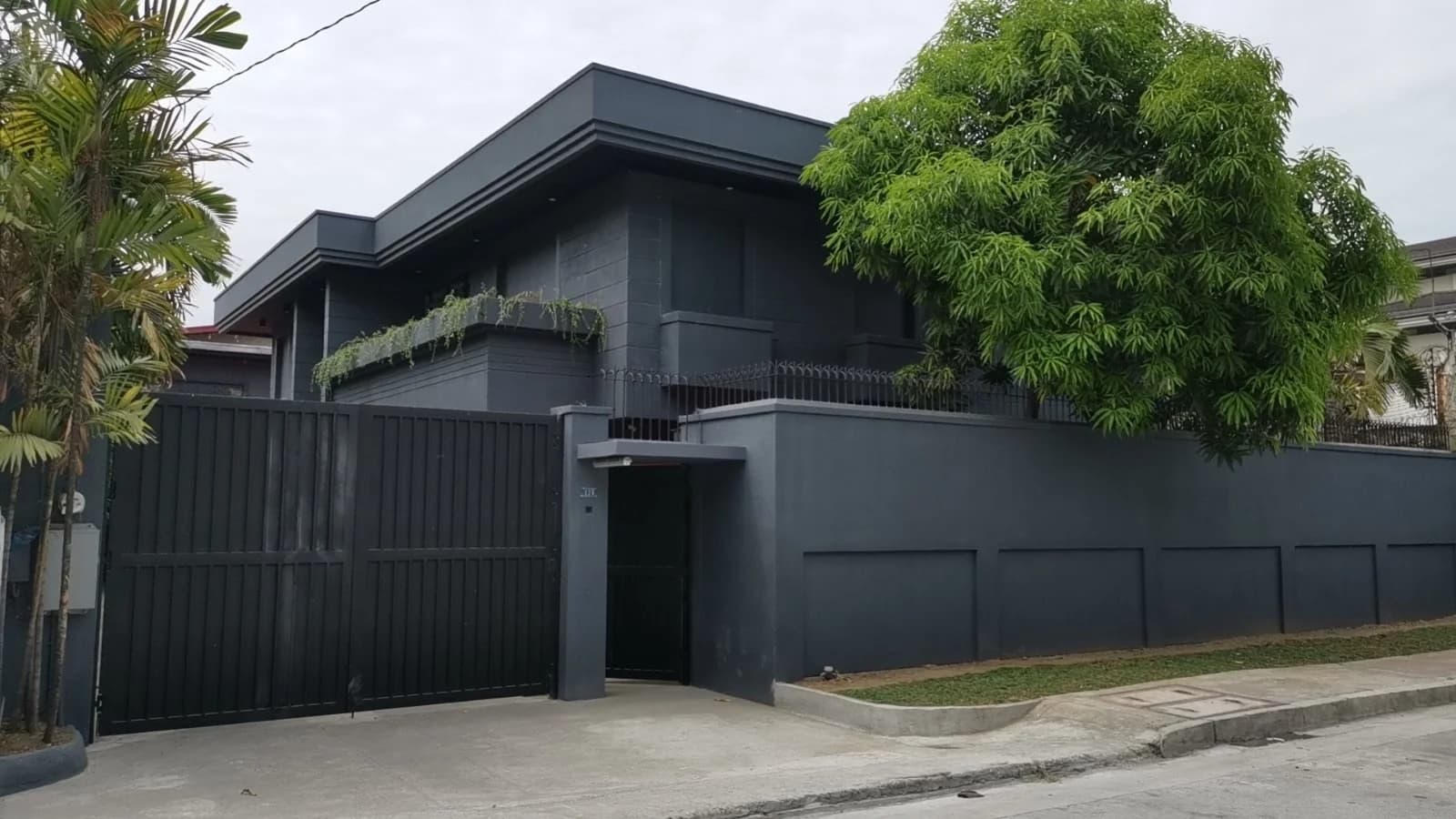 House & Lot With Warehouse - Simoun St., Sto. Domingo | 3BR 1000sqm House & Lot for Sale in Quezon City