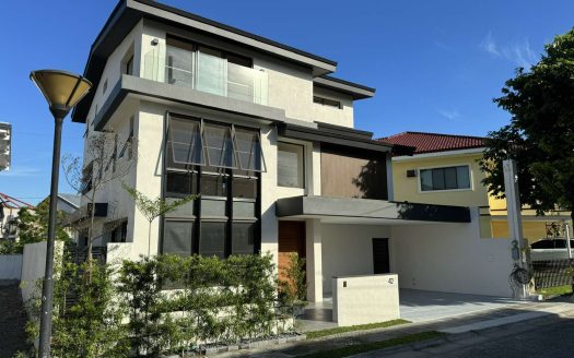 For Sale | Verdana Homes Mamplasan Biñan – Residential | 196 sqm Lot, 330 sqm Floor Area, 4 Bedrooms Bedrooms, 4 Bathrooms, 2 Parking, ₱30,000,000.00 | Laguna | Semi-Furnished | Listed on Housal.com